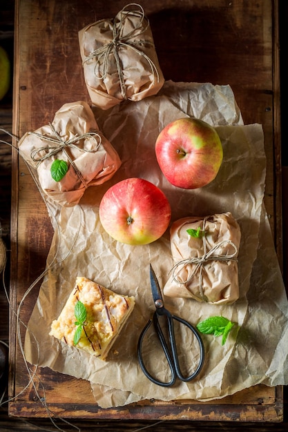 Leckerer Apfelkuchen zum Mitnehmen mit Streuseln und Zuckerguss