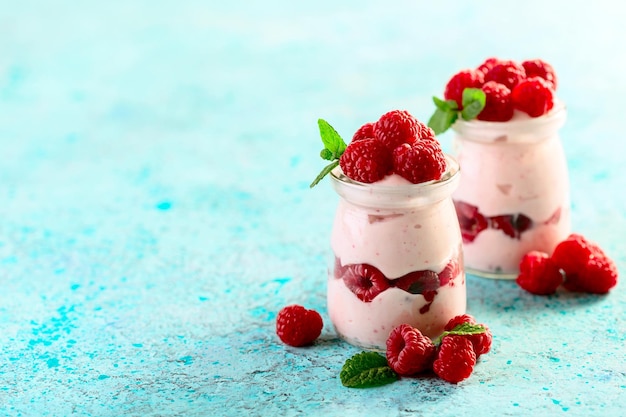 Leckerer Beerenjoghurt mit frischen Himbeeren