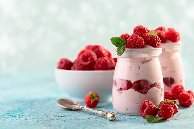 Leckerer Beerenjoghurt mit frischen Himbeeren