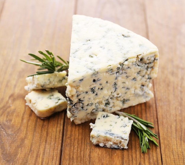 Leckerer Blauschimmelkäse mit Rosmarin auf Holztisch