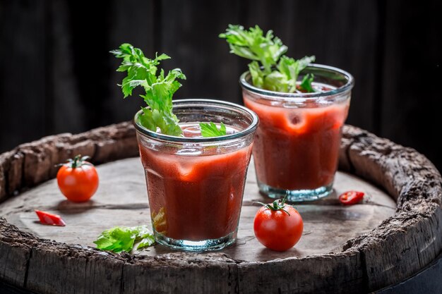 Leckerer Bloody-Mary-Cocktail mit Tomaten und Sellerie