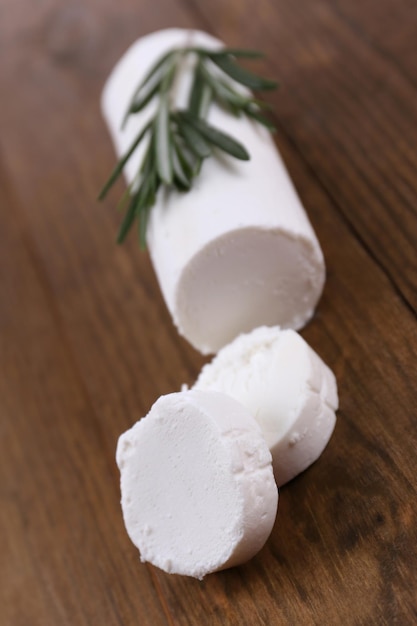 Leckerer Buschkäse mit Rosmarin auf Holztisch