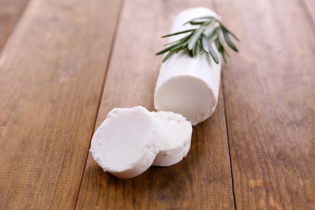 Leckerer Buschkäse mit Rosmarin auf Holztisch