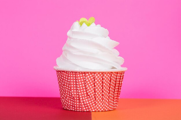 Foto leckerer cupcake auf rosa hintergrund