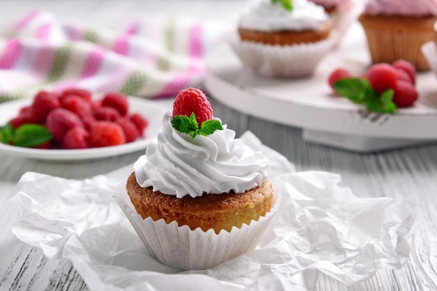 Leckerer Cupcake mit Beeren auf Tisch hautnah