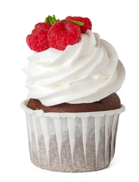 Leckerer Cupcake mit Sahnehaube isoliert auf weißem Hintergrund