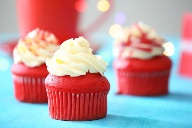 Leckerer Cupcake zum Valentinstag auf blauem Tisch