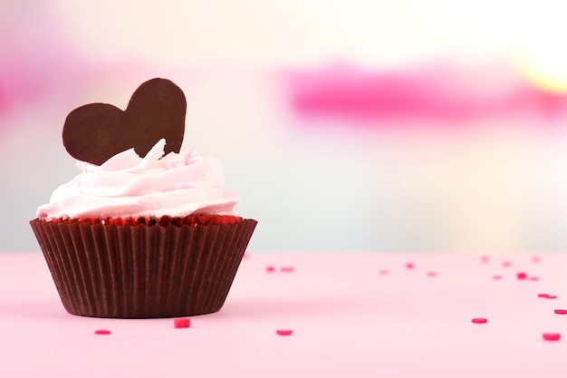 Leckerer Cupcake zum Valentinstag auf hellem Hintergrund