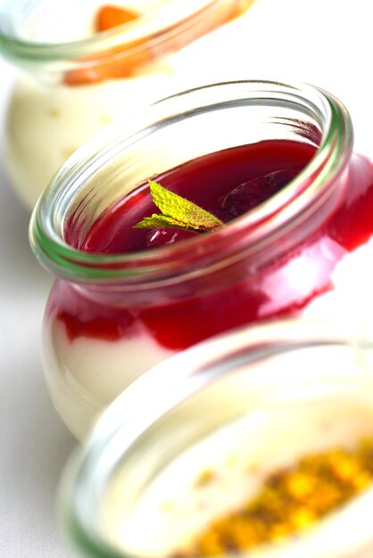 Foto leckerer dessertglasbecher mit früchten und schokolade