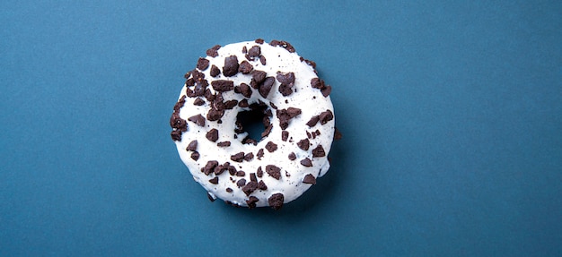 Foto leckerer donut auf blauem hintergrund