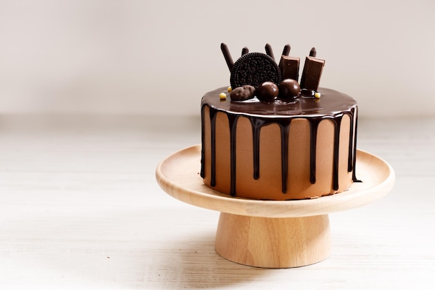 Foto leckerer dunkler schokoladenkuchen auf holztisch