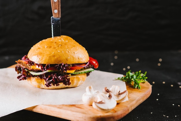 Foto leckerer fast-food-burger auf schwarzem hintergrund