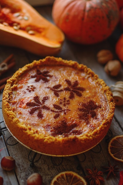 Leckerer festlicher hausgemachter Kürbiskuchen auf rustikalem Holztisch traditionelles Herbstessen