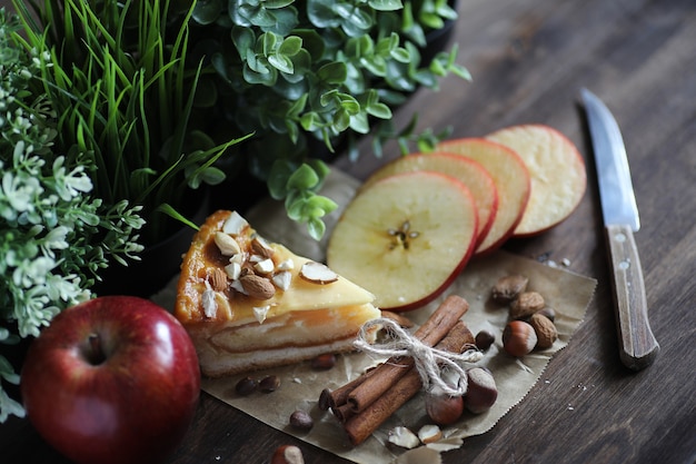 Leckerer frischer Gebäckkuchen mit Zimt und Früchten