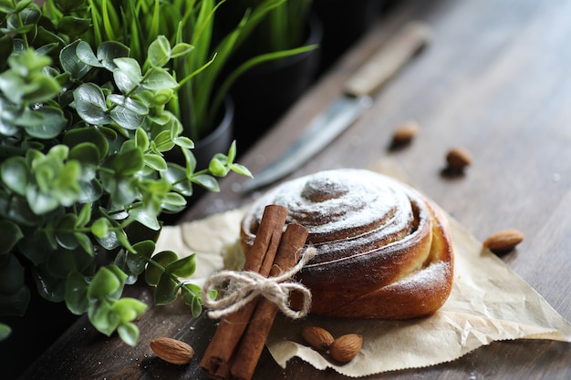 Leckerer frischer Gebäckkuchen mit Zimt und Früchten