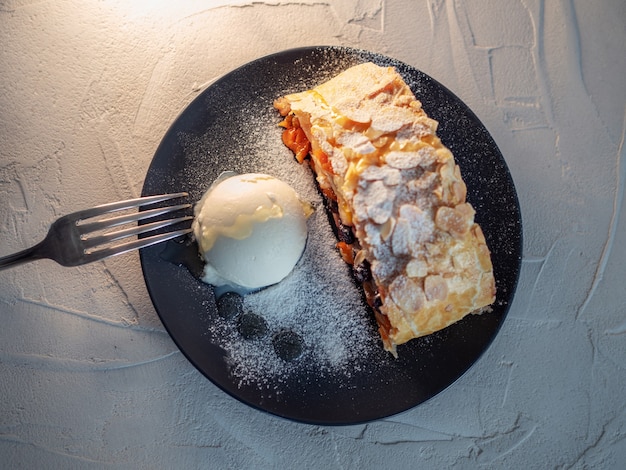 Leckerer frischer Strudel gefüllt mit Äpfeln und Rosinen