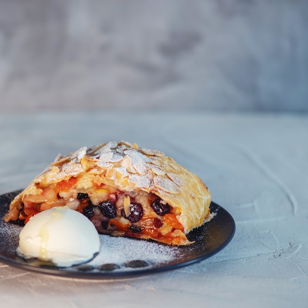 Leckerer frischer Strudel gefüllt mit Äpfeln und Rosinen