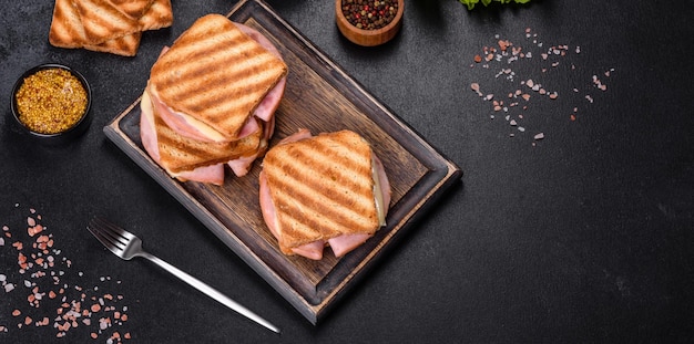 Leckerer frischer Toast vom Grill mit Käse und Schinken Sandwiches schneller Snack