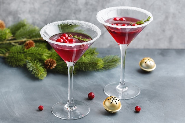 Leckerer frischer Weihnachtscocktail mit Preiselbeeren in Gläsern serviert. Nahaufnahme