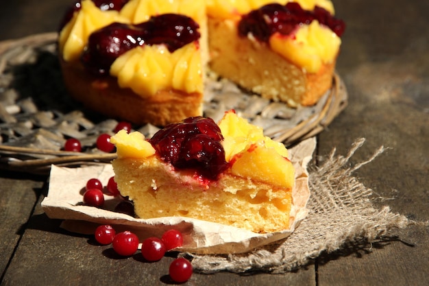 Leckerer fruchtiger hausgemachter Kuchen mit Beeren auf grauem Holztisch
