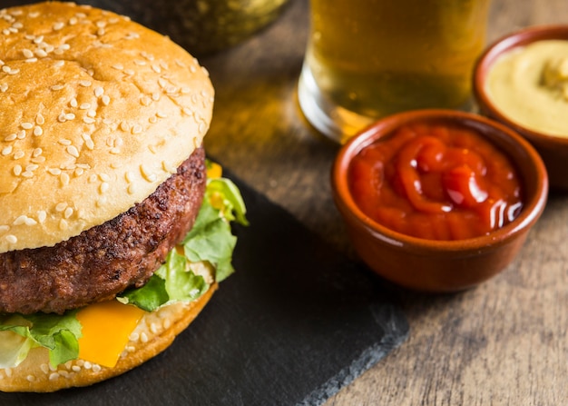 Leckerer Hamburger mit Glas Bier und Ketchup