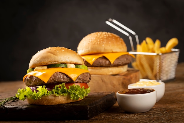 Leckerer Hamburger mit Pommes