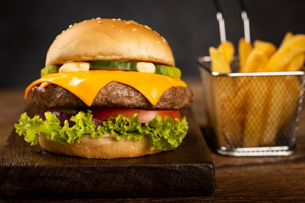 Leckerer Hamburger mit Pommes