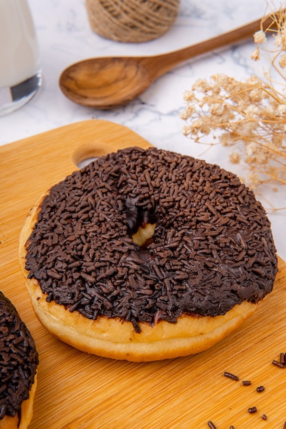 leckerer hausgemachter Donut oder Donut Donut ist in vielen Ländern beliebt und wird in verschiedenen Formen als süßer Snack zubereitet, der selbstgemacht oder in Bäckereien Supermärkten gekauft werden kann