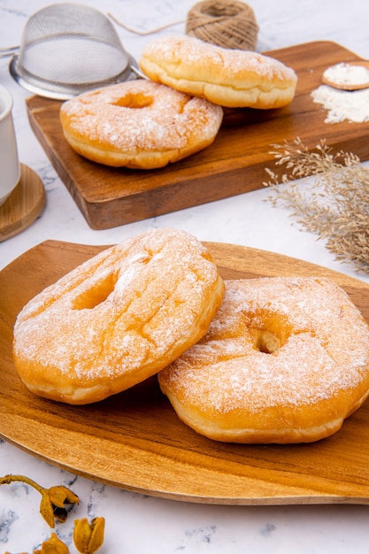 Leckerer hausgemachter donut oder donut donut ist in vielen ländern beliebt und wird in verschiedenen formen als süßer snack zubereitet, der selbstgemacht oder in bäckereien supermärkten gekauft werden kann