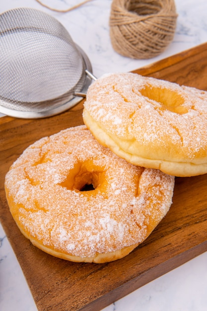 leckerer hausgemachter Donut oder Donut Donut ist in vielen Ländern beliebt und wird in verschiedenen Formen als süßer Snack zubereitet, der selbstgemacht oder in Bäckereien Supermärkten gekauft werden kann