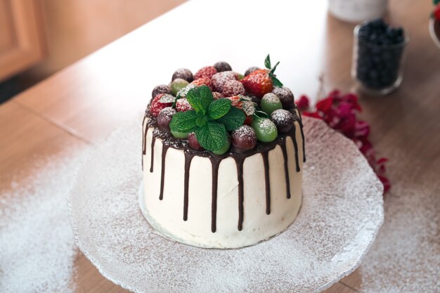 Leckerer hausgemachter Schokoladenkuchen mit Früchten