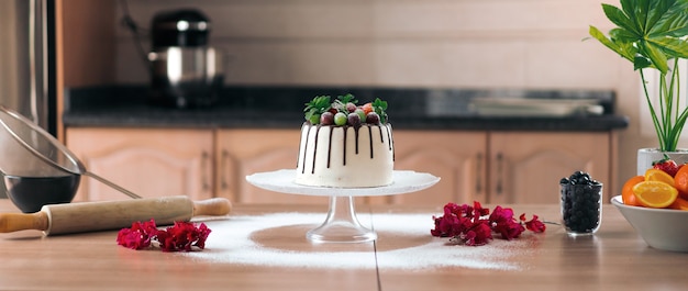 Leckerer hausgemachter Schokoladenkuchen mit Früchten