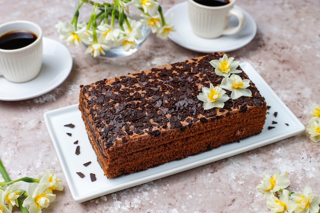 Leckerer hausgemachter Schokoladentrüffelkuchen mit Kaffee