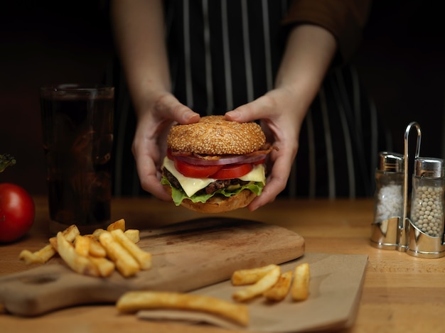 Leckerer hausgemachter Speckburger mit Pommes Frites