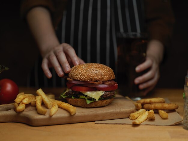 Leckerer hausgemachter Speckburger mit Pommes Frites