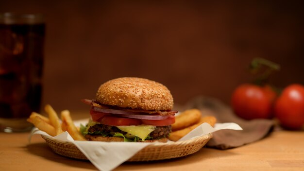 Leckerer hausgemachter Speckburger mit Pommes Frites