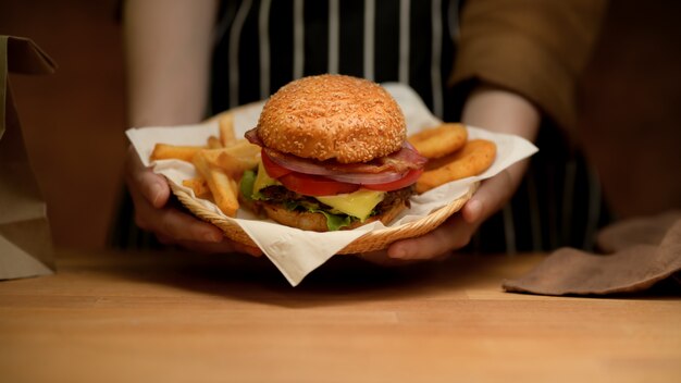 Leckerer hausgemachter Speckburger mit Pommes Frites