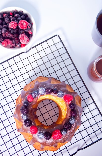 Leckerer hausgemachter Vanille-Bunt-Kuchen mit Beeren.