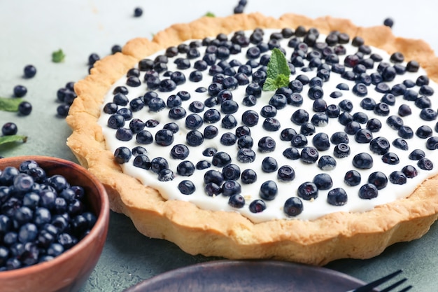 Leckerer Heidelbeerkuchen auf dem Tisch, Nahaufnahme