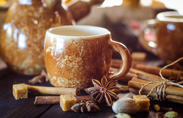 Leckerer heißer Kaffee mit Körnern und Gewürzen auf dem Tisch