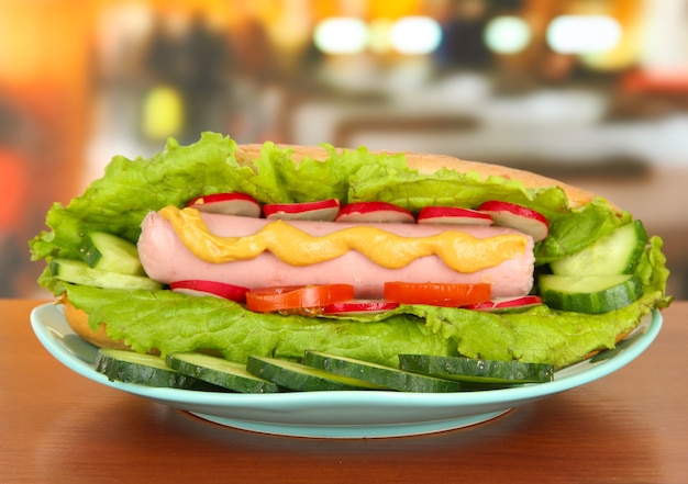 Leckerer Hot Dog auf dem Tisch im Café