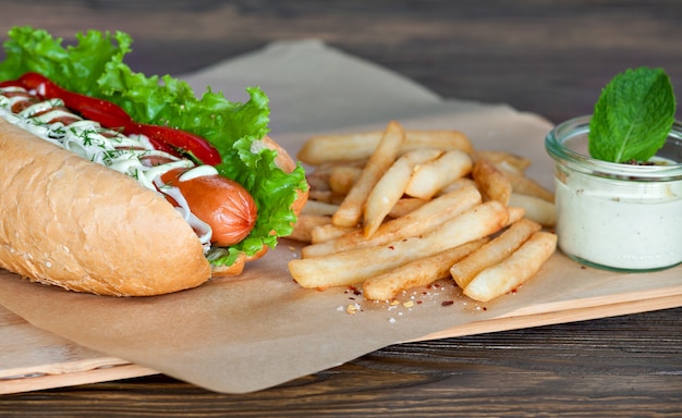 Leckerer Hot Dog mit Wurst und Pommes