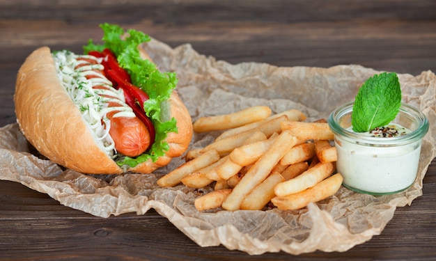 Foto leckerer hot dog mit wurst und pommes