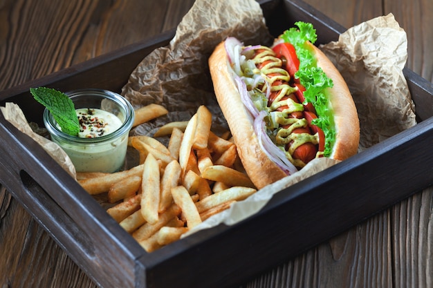 Leckerer Hot Dog mit Wurst und Pommes