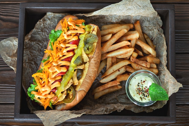 Foto leckerer hot dog mit wurst und pommes