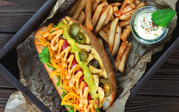 Foto leckerer hot dog mit wurst und pommes