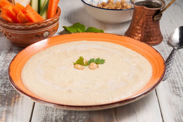 Leckerer Hummus ist ein beliebter Kichererbsensnack im Nahen Osten