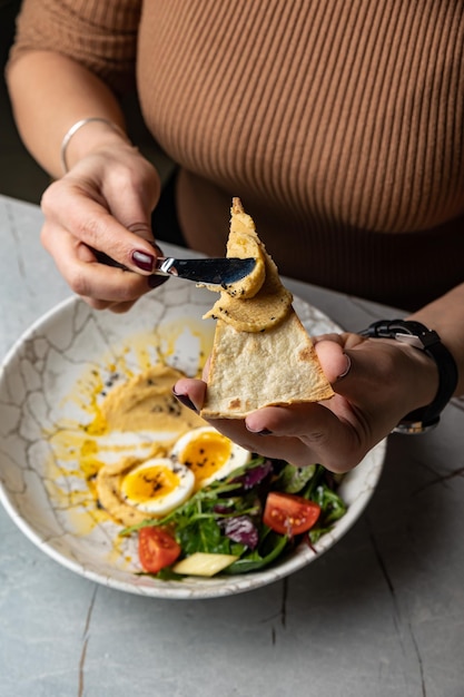 leckerer Hummus mit Gemüse und Tomaten