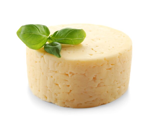 Leckerer Käse und Basilikum auf weißem Hintergrund