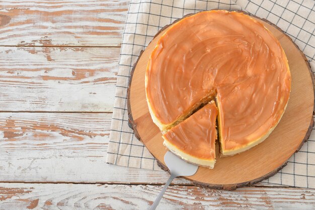 Leckerer Käsekuchen auf Holztisch